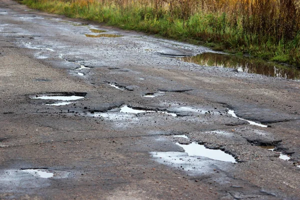 アスファルトの道路のある大きなピット — ストック写真